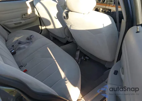 2001 Ford Crown Victoria z USA, uszkodzony, nr VIN 2FAFP73W81X105683